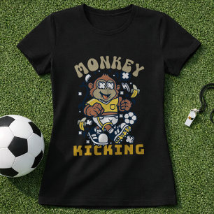 Camiseta Macaco engraçado jogador de futebol chutando bola