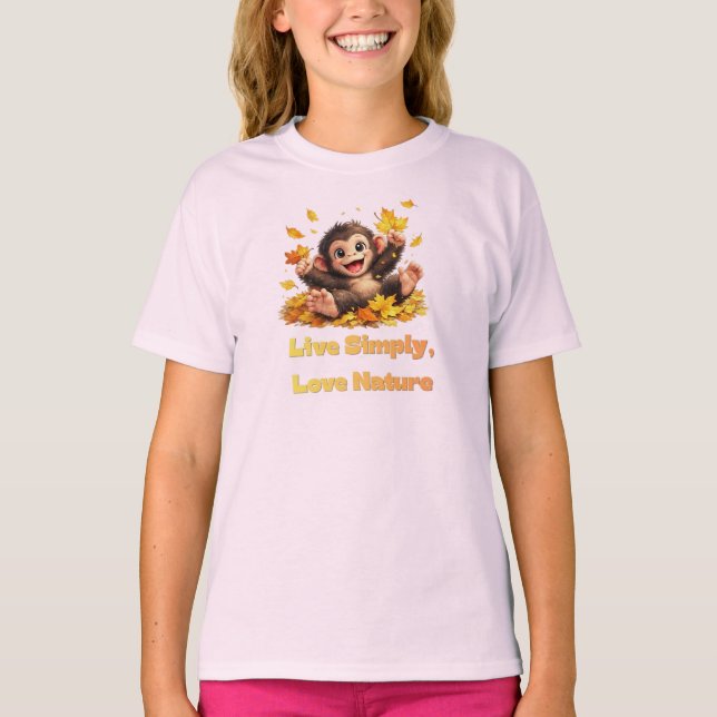 Camiseta Macaco Fofo Feliz Brincando em Folhas de Outono Ca (Frente)