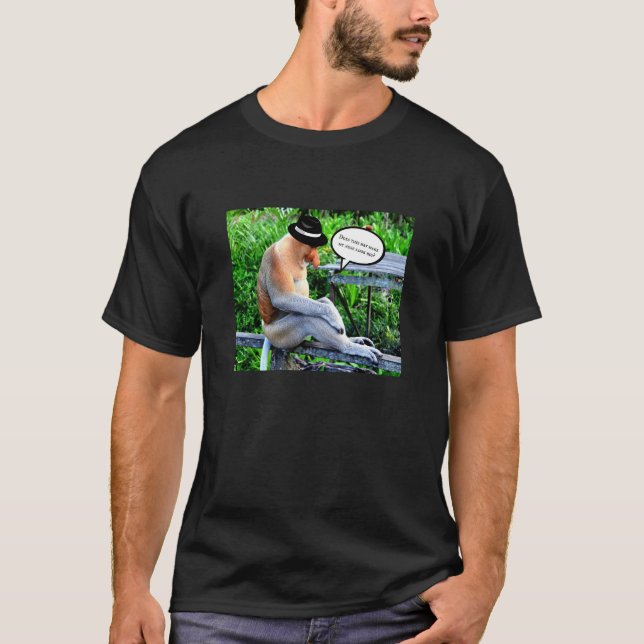 Camiseta Macaco Proboscis Vestindo um Chapéu (Frente)