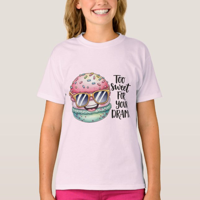 Camiseta Macaron em Óculos escuros, por Natasha Us (Frente)