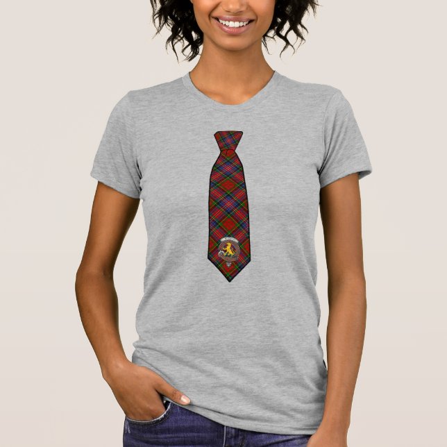 Camiseta Macpherson Tartan Necktie T-Shirt com Crachá (Frente)