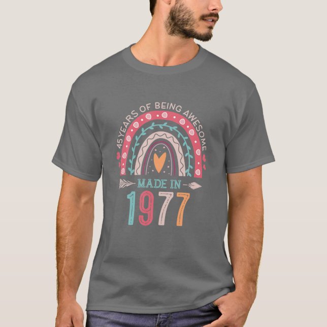 Camiseta Made In 1975 45 Year Old Rainbow 45Th Birthday Gif (Frente)