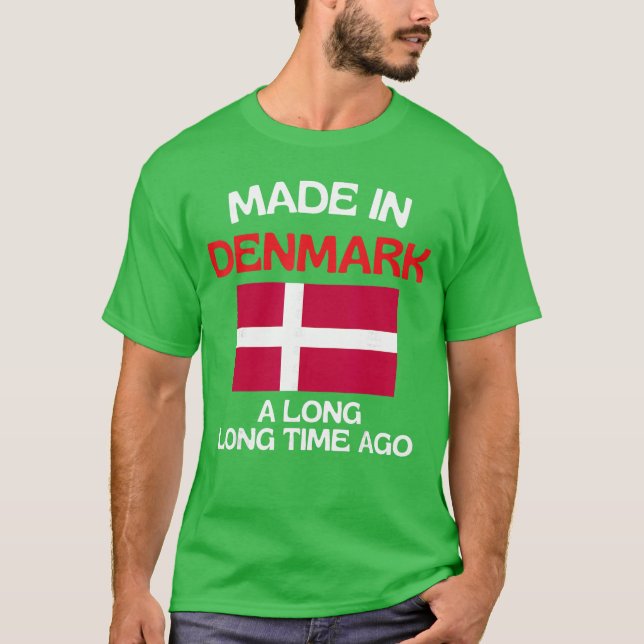 Camiseta Made In Denmark A Longime Ago Funny Danish Birthda (Frente)