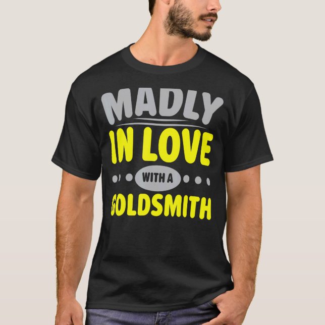 Camiseta Madeley Apaixonado Por Um Jeweler Jeweler Mak Gold (Frente)