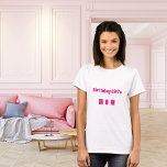Camiseta Mãe aniversária, rosa quente<br><div class="desc">Uma t-shirt para a mãe da aniversariante. Personalizar e adicionar texto. Texto cor-de-rosa quente.</div>