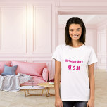 Camiseta Mãe aniversária, rosa quente<br><div class="desc">Uma t-shirt para a mãe da aniversariante. Personalizar e adicionar texto. Texto cor-de-rosa quente.</div>