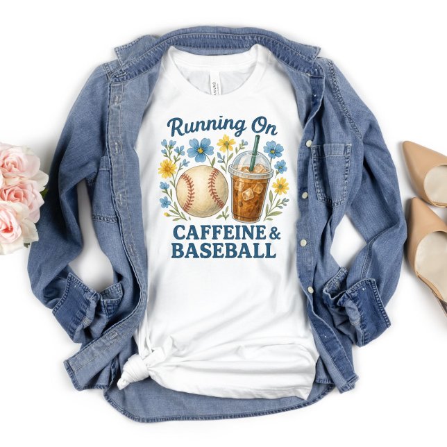 Camiseta Mãe Cafeine e Baseball Sports Mãe dos Meninos (Running on Caffeine and Baseball T-shirt for Mom whose boys play baseball. Gift for mom. Mother's Da)