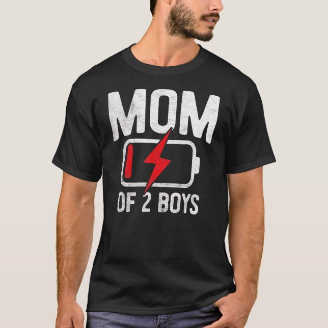 Camiseta Mãe Cansada De 2 Rapazes Com Baixa Bateria Da Famí (Frente)