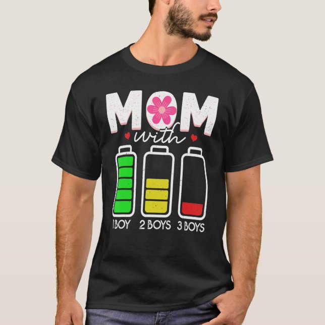 Camiseta Mãe Com Três Rapazes Com Bateria Vazia Com 3 Filho (Frente)