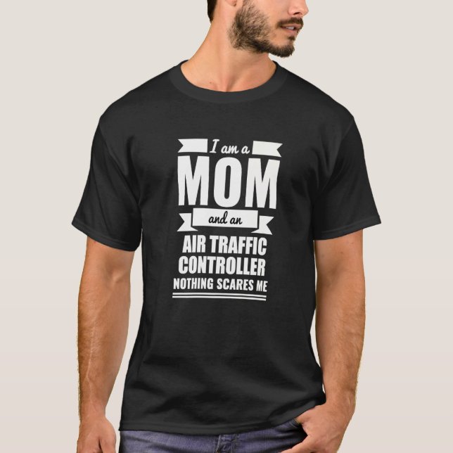 Camiseta Mãe Controladora De Tráfego Aéreo Nada Me Assusta  (Frente)