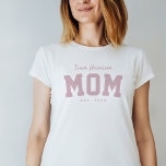 Camiseta Mãe da equipe, linda, rosa personalizado<br><div class="desc">Projetada para coordenar com a coleção de chás de fraldas de Design alfaiate de Lea Delaveris, esta camisa da mãe da equipe é um presente perfeito para uma nova mãe ou mãe ser. Excelente também de vestir ao chá de fraldas, este design de camiseta esportiva apresenta um "nome de equipe"...</div>