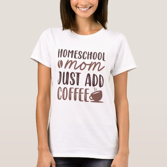 Camiseta Mãe da escola doméstica, adicione café (Frente)