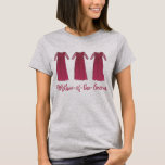 Camiseta Mãe da festa noiva de noiva do noivo<br><div class="desc">A camiseta apresenta uma ilustração original de um vestido bonito de burgundy, com MOTHER-OF-THE-GROOM numa fonte divertida. Perfeito para a sua festa noiva. Coordenando designs disponíveis para a noiva, as damas de honra e outros membros do partido noivo! O Designer está disponível para criar e carregar designs personalizados para corresponder...</div>