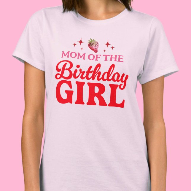 Camiseta Mãe da Garota de Aniversário Rosa e Vermelho (Mom of The Birthday Girl Strawberry Pink and Red T-Shirt)