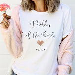 Camiseta Mãe da Noiva | Trendy Script e Heart<br><div class="desc">Esta bela camisa de na moda da mãe da noiva apresenta um roteiro manuscrito em preto,  com um pouco falsa de ouro rosa e um lugar para o seu nome.</div>