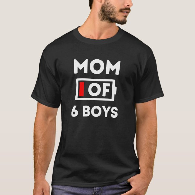 Camiseta Mãe de 6 meninos cansados sem bateria deixada pai (Frente)