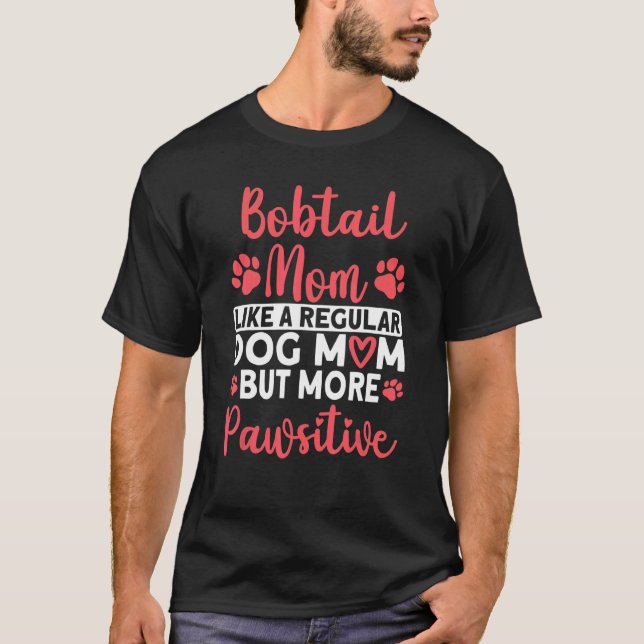 Camiseta Mãe de Cachorro, mas mais Mãe de Bobtail Pawsitiva (Frente)