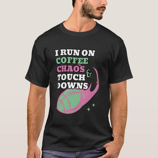 Camiseta Mãe de Futebol Eu Funciono Com Café Caos e Touchdo (Frente)
