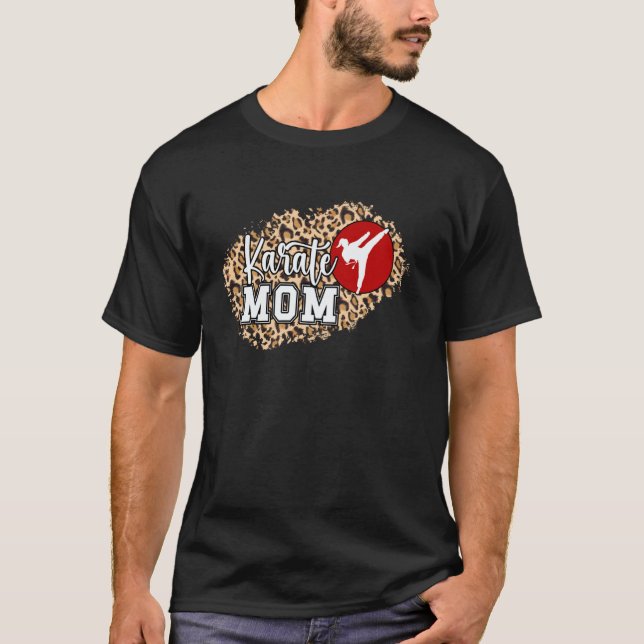 Camiseta Mãe de Karatê Clássico Leopardo Karatê Mãe de Kara (Frente)