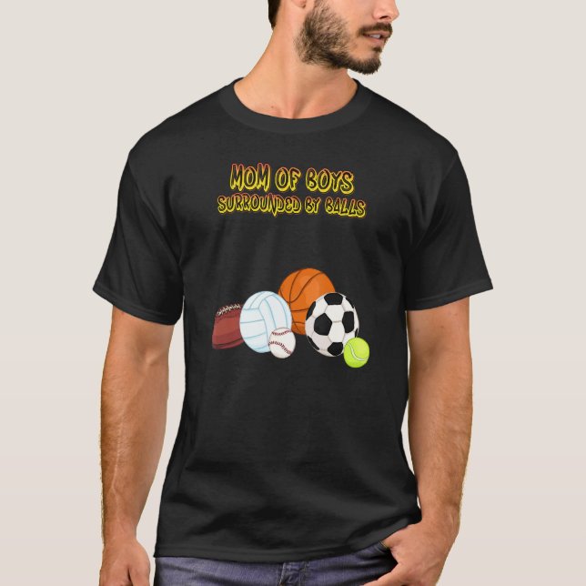 Camiseta Mãe De Meninos Cercados Por Bolas (Frente)