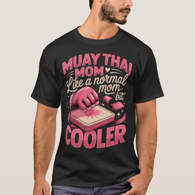Camiseta Mãe de Muay Thai Como Uma Mãe Normal Mas (Frente)