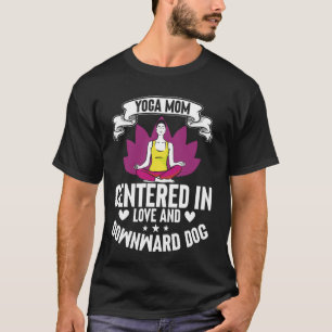 Camiseta Mãe de Yoga Centrada no Amor e no Cão Olhando para