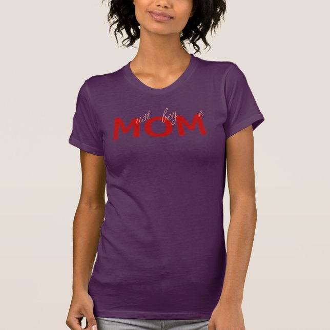Camiseta MÃE (deve obedecer-me) dizendo Red (Frente)