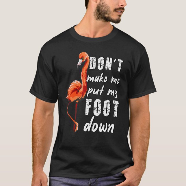 Camiseta Mãe dizendo Não me faça colocar meu pé no Flamingo (Frente)
