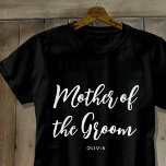 Camiseta Mãe do Casamento do Groom White Preto Personalizad<br><div class="desc">Faça a mamãe se sentir especial com uma camiseta personalizada única! Um design simples e na moda, com a inscrição de argumentos de tendências, e personalizado com a mãe do nome do noivo, data do casamento, localização ou outro texto. Um presente adorável para um fim de semana de festa de...</div>