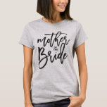 Camiseta Mãe do Casamento Moderno do Escovo Bride<br><div class="desc">Caligrafia do Escovo Negro, Na moda da Mãe da Noiva, para Festa / Festa de solteira / Chá de casamento / Chá de panela / Festa de casamento / T-shirt do ensaio de casamentos. Este design apresenta um moderno e ousado roteiro de caligrafia em forma de branco clássico de baunilha....</div>