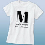 Camiseta Mãe do Monograma do Groom<br><div class="desc">Design de um monograma minimalista de tipografia moderna que pode ser mudado para personalizar. Ideal para a mãe do noivo no Chá de panela ou Festa de solteira, ou como um favor ou presente de festa de casamento divertido.</div>