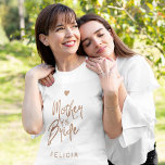 Camiseta Mãe do nome da tipografia da noiva do brilho do co<br><div class="desc">Glam elegante mãe da camiseta personalizada da noiva com um pincel de cobre,  manuscrito como uma escrita de tipografia e um pequeno coração.          Fácil de personalizar com seu nome.          Adequado para as modernas festas glamourosas de noiva.</div>