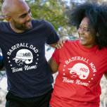 Camiseta Mãe do Pai Baseball Personalizado com Nome e Númer<br><div class="desc">Prepare-se para o dia do jogo com esta camiseta personalizada de baseball perfeita para mães de baseball, softball ou tee-ball, mamas, pais e fãs de beisebol! Esta árvore pode ser personalizada com seu nome, número ou nome de equipe para um toque exclusivo. Feita com um tecido macio e confortável, esta...</div>