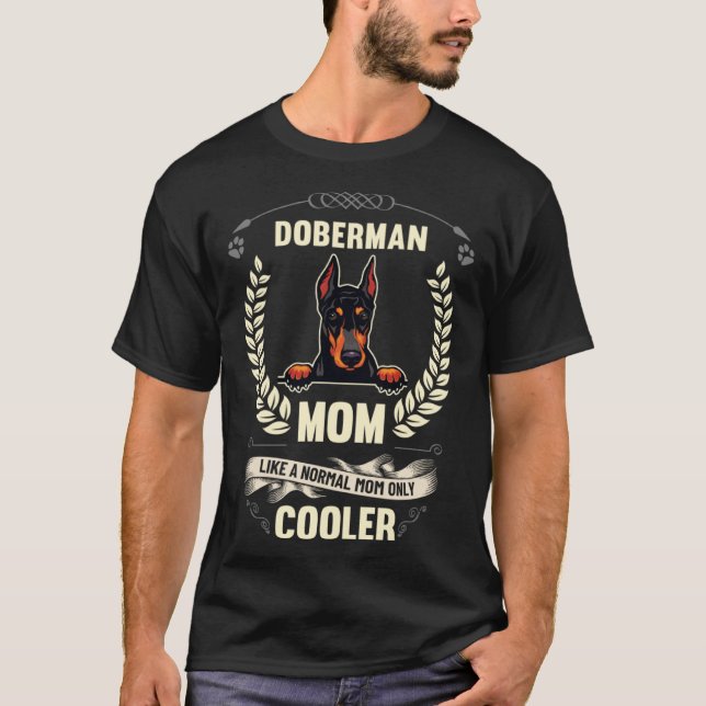 Camiseta Mãe Doberman Como Uma Mãe Normal Só Cachorro Mais  (Frente)