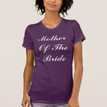 Camiseta Mãe Dos Casamentos Bride Tendência Roxa Escura<br><div class="desc">Mãe da Noiva impressa em fundo roxo escuro, isso é perfeito para a mãe das noivas. Você pode alterar a cor do plano de fundo e o texto conforme desejar.</div>