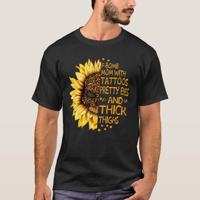 Camiseta Mãe Engraçada Com Tatuagens Bonito De Olhos E Tons (Frente)