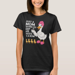 Camiseta Mãe Engraçada Tentando Manter Seus Patos Em Fila C