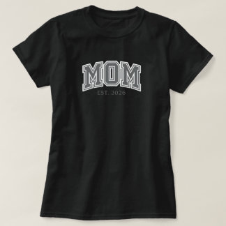 Camiseta MÃE EST. 2026 Tipografia Varsity Vintage | Pai'