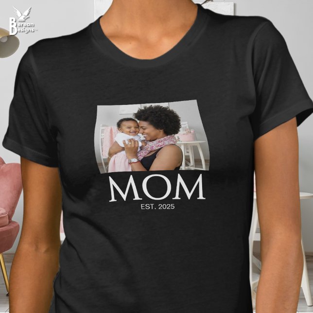 Camiseta Mãe Estabeleceu Foto de Tampas (MOM ESTABLISHED classic caps photo T-shirt with customizable year. Ideal gift for new moms.)
