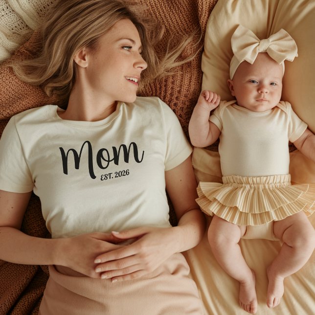 Camiseta Mãe Estabelecida em Letra Preta (Mom Established Year Simple Script Mother's day T-Shirt mothers day gifts ideas new parents mommy be)