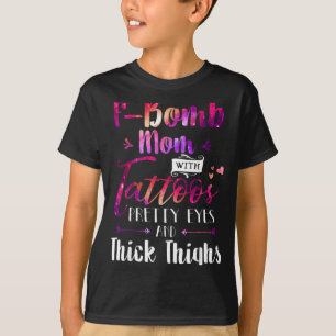 Camiseta Mãe F-Bomb Com Tatuagens Olhos E Coxa Grossa