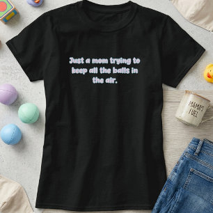 Camiseta Mãe Fazendo Malabarismo com Bolas no Ar Design de