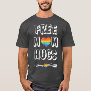 Camiseta Mãe livre abraça com coração arco-íris por mês de