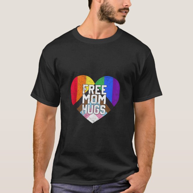 Camiseta Mãe livre abraça com o arco-íris e a bandeira tran (Frente)