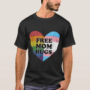 Camiseta Mãe livre abraça com o arco-íris e a bandeira tran