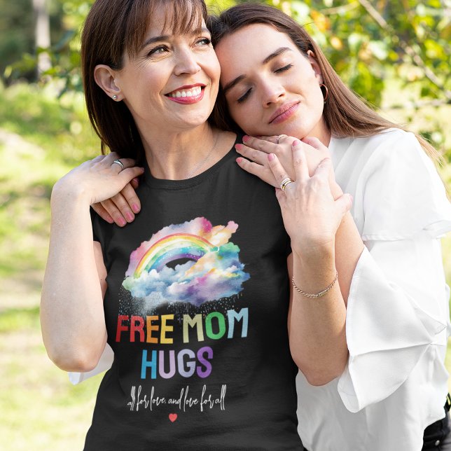 Camiseta Mãe Livre Abraça Orgulho LGBTQ Arco-Íris (Criador carregado)
