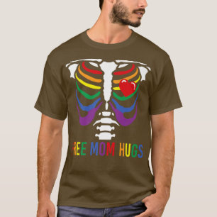 Camiseta Mãe Livre Abraçando Esqueleto Rainbow LGBT Lésbica