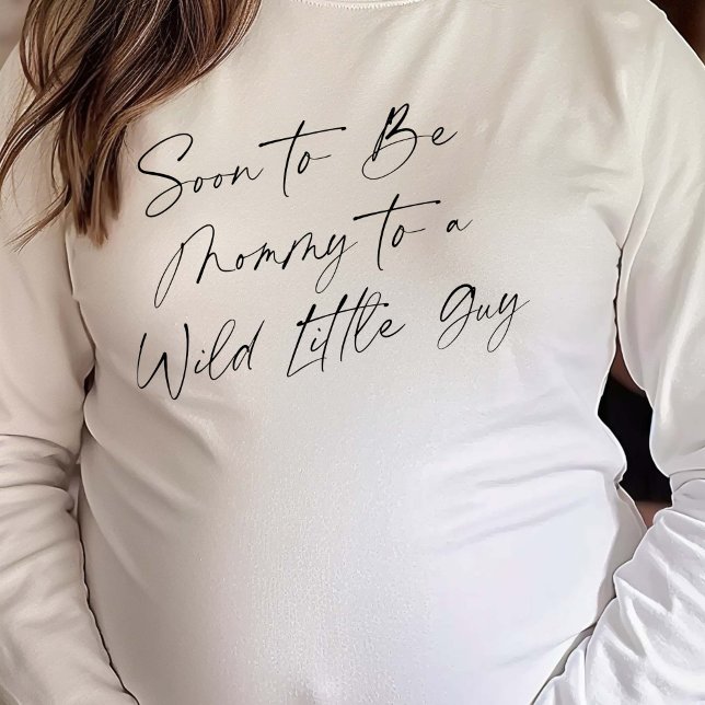 Camiseta Mãe moderna, Selvagem Pensada, Chá de Menino (Soon to Be Mommy to a Wild Little Guy. Baby Guy Shower T-shirt.)