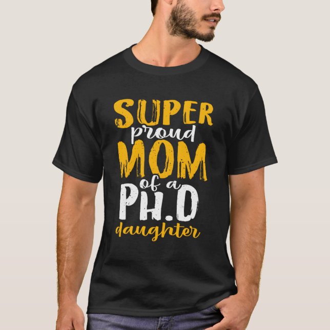 Camiseta Mãe Muito Orgulhosa De Doutorado Ph D Filha (Frente)