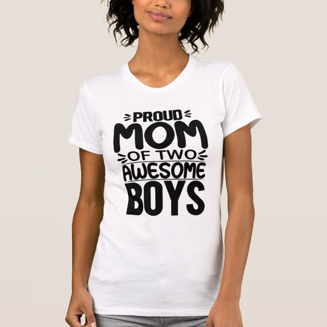 Camiseta Mãe Orgulhosa De Dois Meninos Incríveis (Frente)